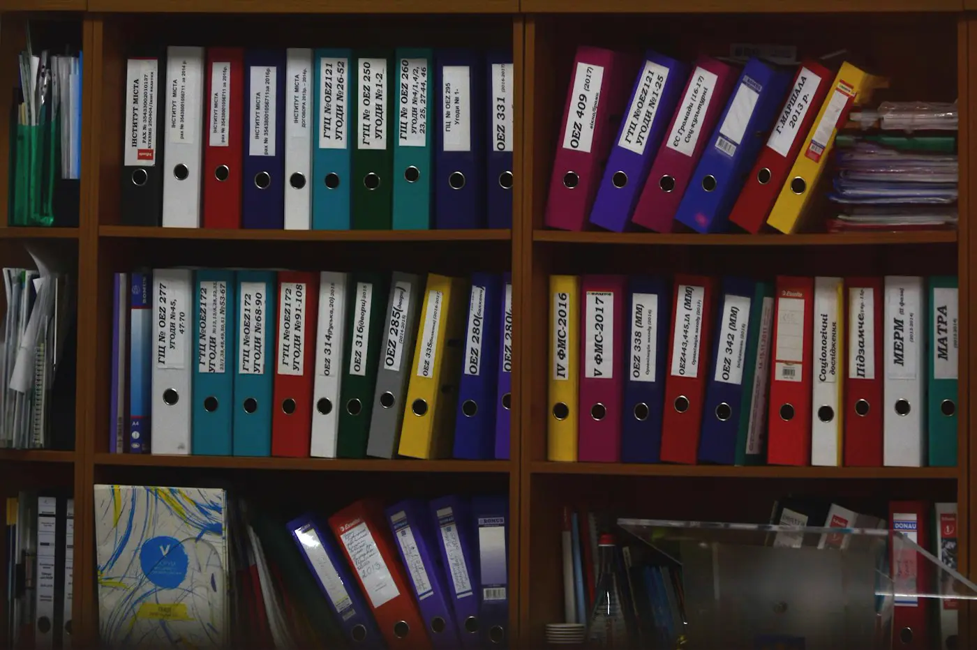 Estantes de archivo con carpetas de colores organizadas